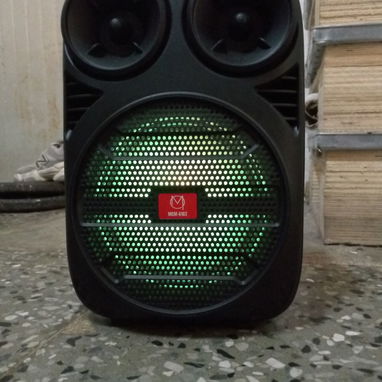 Vendo mi bocina que solo tiene un mes de uso, se escucha super bien y tiene su micrófono - Img 124811949