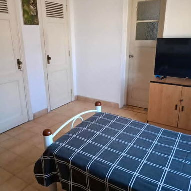 APARTAMENTO DE LOS AÑOS 50 DE ESQUINA! Gran Distribución en Línea y 12, Vedado !!! - Img 122664704