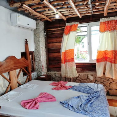Reserva casa con piscina, billar, mirador, terraza para 15 personas en Guanabo con días disponibles - Img 121469602