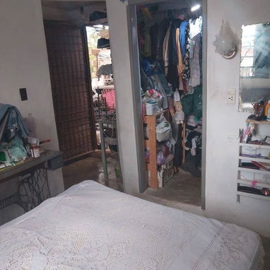 *$16.000usd. Ajuste con $ en mano.  En venta casa de 2 plantas en Maria-  nao. A 2cuadras de 51y a2 de 114  ONo se va la - 5/10
