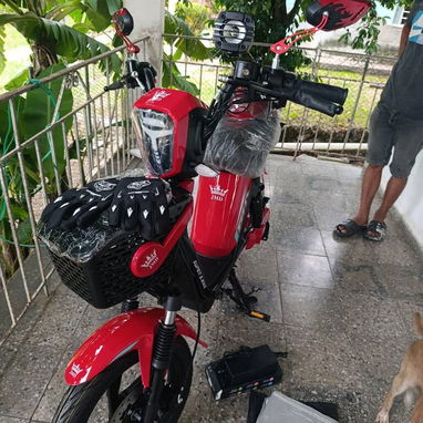 Bicimotos roja y negra , precio 1750 con casco,guantillas y capa para la moto ...Autonomía 100km, bateria 48v 45 Amp - Img 124444538