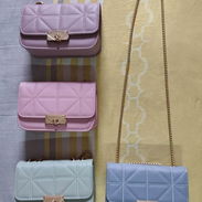 Carteras de 3 modelos, hilos, topes, creyones de labios, toallitas microfibra, llaveros. Etc - Img 53933027
