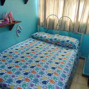 Cama con colchón y mesa de noche.... - Img 54922205