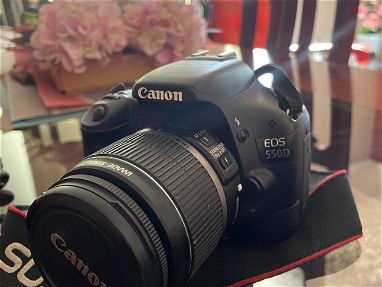 Cámara Canon EOS 550D con accesorios - Img 69387131