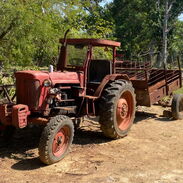 Tractor con carrete, arado y otras herramientas para trabajar la tierra - Img 45292196