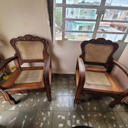 Vendo estas 2 butacas antiguas de caoba y un multi mueble de cedro, todo en buen estado, el multi mueble sin los equipo. - Img 54486484
