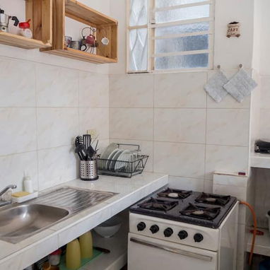 🏠 Discover this linear rental apartment in Central Havana. Near Carlos III. 👥 Sleeps 3: $400 USD per month - Img 120555483