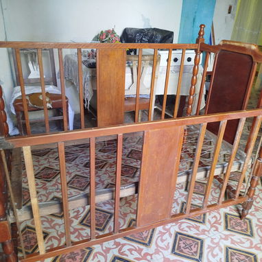 Cuna de madera con colchones de muelle y espuma - Img 119861983
