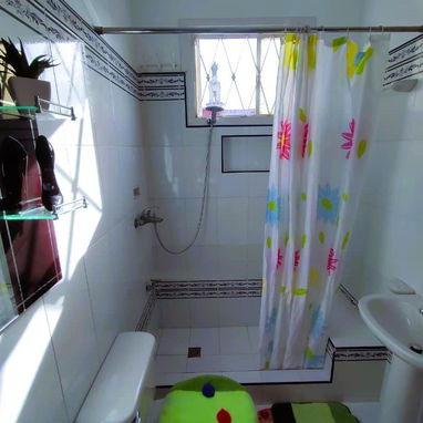 RENTO APARTAMENTO  EN PLAZA A UNA CUADRA DE LA UNIVERSIDAD DE LA HABANA( ZONA NO AFECTADA POR LA CORRIENTE) , DE DOS HAB - Img 123142113