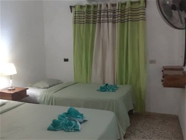 Renta casa de 8 habitaciones,8 baños,minibar,sala, cocina, piscina, barbecue en Guanabo - Img 64790677