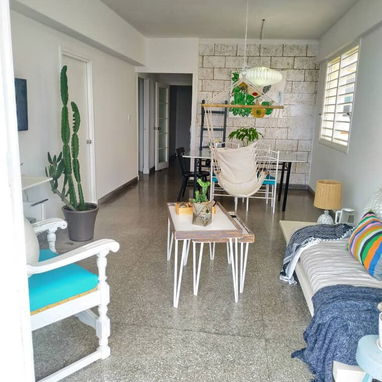 RENTA LINEAL DE APTO EN EL VEDADO LINEA Y L!!! DOS HABITACIONES!!! - Img 105400990
