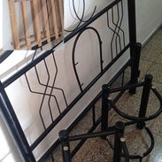 En venta cama de tubo con sus dos mesitas - Img 55863104