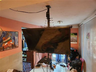 TV Westinghouse de 32" sin detalles con brazo del techo y cajita - Img main-image