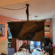 TV Westinghouse de 32" sin detalles con brazo del techo y cajita - Img 45526903