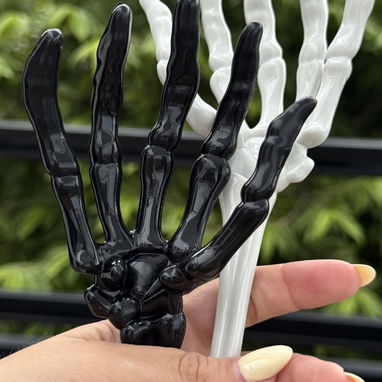 Set de 2 Manos esqueleto miden 26cm plástico grueso engomado no flexible (REBAJA HALLOWEN DECORACIÓN - 2/3