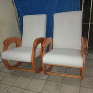 Sillones de madera y comadritas juegos de sala juegos de comedor y camas taqpizadas. - Img 55390438