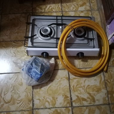 Vendo maquina de pelar eléctrica, cocina de gas dos hornillas, gusano para viajar,fuente y pozuelos todo nuevo - Img 124934374