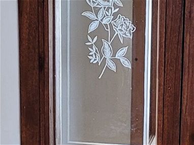 Elegante puerta de madera buena y cristal rotulado - Img 69260714