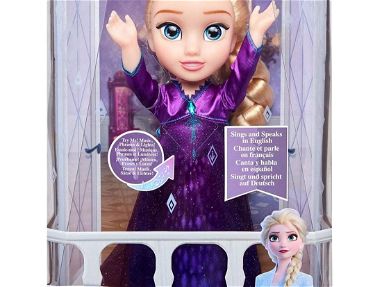 Muñeca Disney Frozen 2, Elsa Edición Especial canta en 4 idiomas "Hacia lo desconocido"+ 14 Frases + Luces en el vestido - Img 56668426