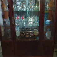 Vitrina antigua de buena madera en excelentes condiciones - Img 55573729