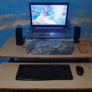 Combo completo: Laptop Lenovo + periféricos Logitech + bocinas Insignia + mesa de computadora - 3/3