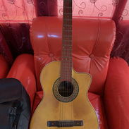 Guitarra acústica. Le faltan dos cuerdas - Img 56283583