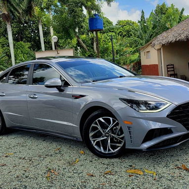 Vendo o negocio yhunday Sonata 2023 Limited con techo de crsital motor 2.5 - Img 102846208
