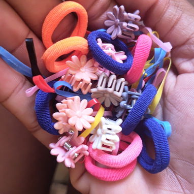 *Estuchisto con felpitas , ligas y pellisquitos en 2 usd* Ideal para un regalo a una niña 👧 - 2/2