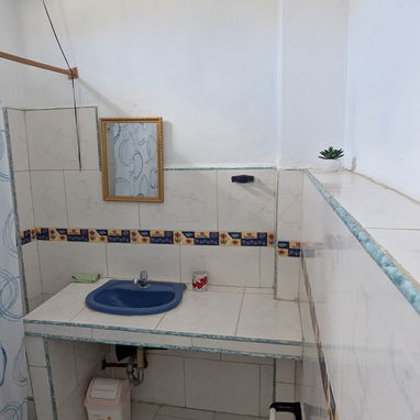 APTO A EXTRANJEROS DE 1 HAB CON BAñO Y COCINA EN MUNICIPIO PLAYA, LA HABANA 31 Y 42. WhatsApp 5 - Img 122088120