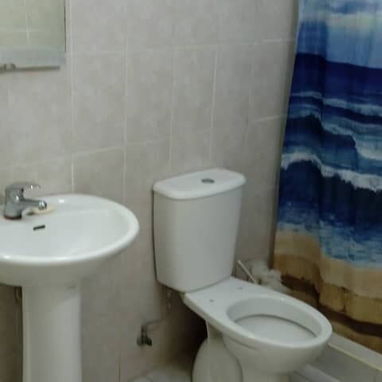Renta lineal casa en bajos 2 cuartos portal y patio Playa 350usd 53582376 - Img 119642690
