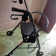 Andador de 4 ruedas con freno de mano y asiento. - Img 57618405