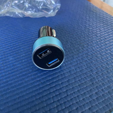 Cargador de coche y lector de voltaje (ambas cosas en 1) tiene dos puertos usb, uno de ellos es 3.0 va al encendedor!! - 6/10