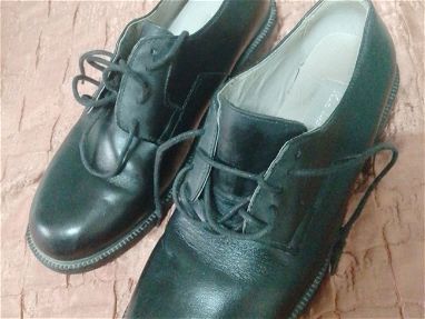 Se vende zapatos negros de hombre. - Img 67938616