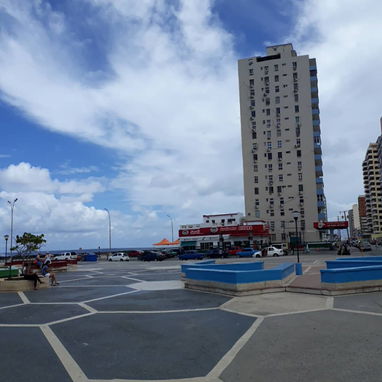 Apartamento en renta, Vedado , frente al malec贸n Habanero, tres habitaciones climatizadas+53 52463651 馃寠E - Img 104165267