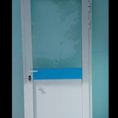 Ventanas proyectates y puertas , accesorios para baños entre otros - Img 118917580
