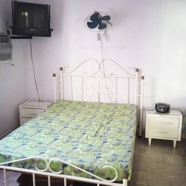 Vendo departamento en el Vedado muy céntrico, construcción antigua en muy buen estado - Img 124121653