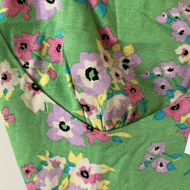 Crop top verde claro, floral, escotado . Talla Xs - Img 124130130