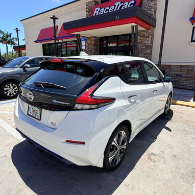 Vendo o negocio Nissan leaf eléctrico, 2022 hace 400 km por carga - Img 121580978