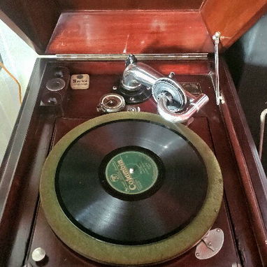 Vendo única y espectacular Victrola Art Noveau, modelo VV-X 100433 J, funcionando! - Img 117811005