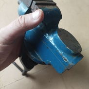 Tornillo de banco pequeño para manualidades, cerrajeros, etc. 30 USD. De uso - Img 57896426