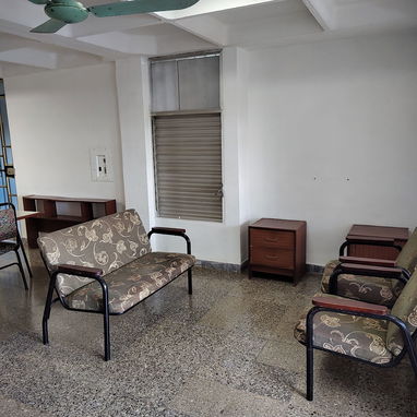 Alquilo apto grande, primer piso, un cuarto, agua caliente, wifi, edificio con elevador - Img 119471773