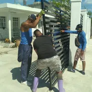 Montaje de rejas con material y mano de obra incluido a 250 usd el metro - Img 55218725