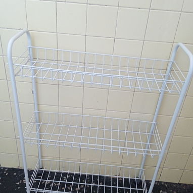 Vendo organizador de 3 niveles con ruedas mide 70 cm x 50 - Img 127416958