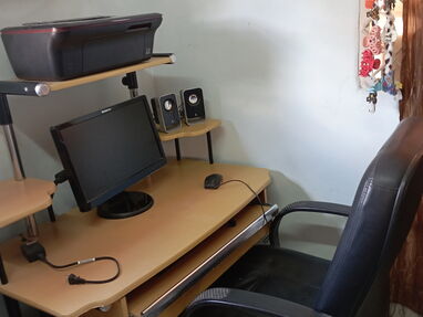 Computadora completa con su mesa, silla giratoria e impresora .p - Img main-image