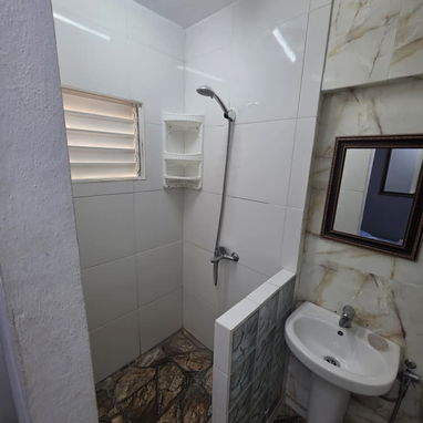 Vendo apto de 1/4 en el Vedado con todo adentro. - Img 126975419