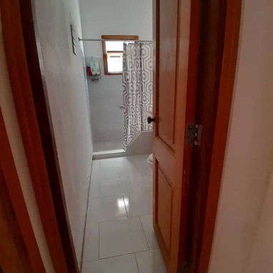 Se vende este casa en 50000usd con 2 anotaciones un baño, es en el Vedado la dirección es en 11 y 16 cerca d línea y 16 - Img 125552897