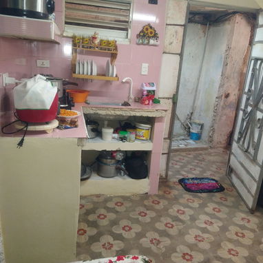 SE VENDE ESTE APARTAMENTO EN CENTRO HABANA 4400 . ES PROPIEDAD EN UN PASILLO TRANQUILO Y ES EL 1 ro - Img 127383014