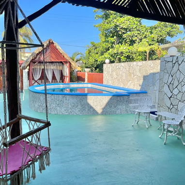 ALOJAMIENTO CON PISCINA A UNA CUADRA DE LA PLAYA DE GUANABO CUENTA CON 4 HABITACIONES.58858577 - 8/10