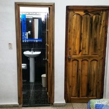 SE RENTA APARTAMENTO DE UN DORMITORIO CERCA DEL VEDADO POR 25 Y MALECON. 53880216 - Img 120336605