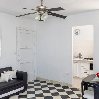 Se vende confortable apartamento a 2 cuadras del Ameijeiras - Img 125270114